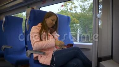 坐在火车副驾驶座上听智能手机音乐的年轻美女